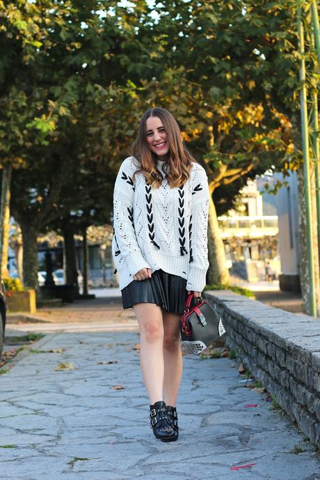 Outfit de otoño con falda de cuero plisada