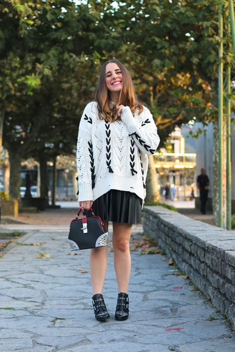 Outfit de otoño con falda de cuero plisada