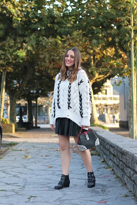 Outfit de otoño con falda de cuero plisada