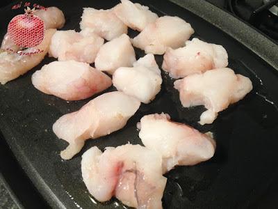 Rape con arena de jamón y caviar de piquillos