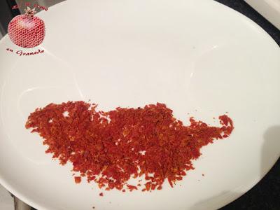 Rape con arena de jamón y caviar de piquillos Rape con arena de jamón y caviar de piquillos