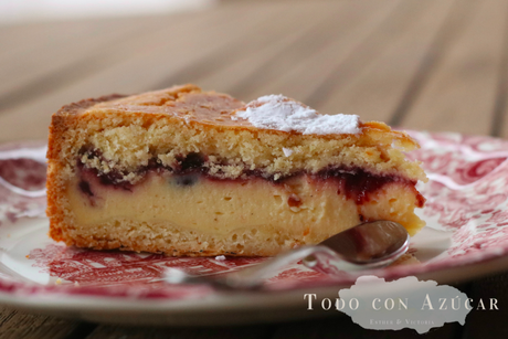 Con crema pastelera  dentro y masa quebrada por encima, perfecto para merendar