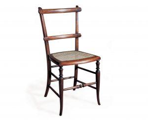 Y Ada.. vuelve a agarrar el fúsil con el cañón torcido y sin munición en el cargador.