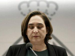 Y Ada.. vuelve a agarrar el fúsil con el cañón torcido y sin munición en el cargador.