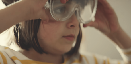 Una niña crea una máquina del tiempo para salvar a su madre del cáncer en este bonito anuncio