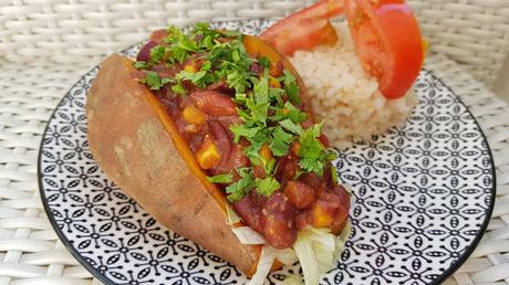 Batata rellena de chili de judías