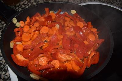 Coliflor con Pimientos Rojos, Zanahorias y Pimentón