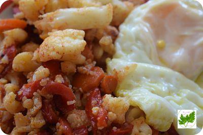 Coliflor con Pimientos Rojos, Zanahorias y Pimentón