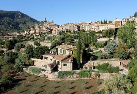 Hay vida más allá de la playa. Qué hacer en Mallorca en invierno Vista de Valldemosa desde la carretera que llega desde Palma qué hacer en Mallorca en invierno