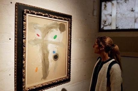Hay vida más allá de la playa. Qué hacer en Mallorca en invierno Estefanía contemplando una obra de Joan Miró en el museo su Fundación en Palma qué hacer en Mallorca en invierno