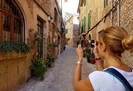 Hay vida más allá de la playa. Qué hacer en Mallorca en invierno Una típica calle de Valldemosa qué hacer en Mallorca en invierno
