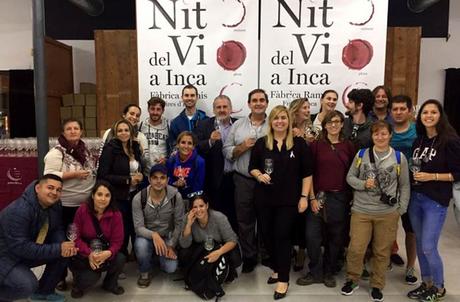 Hay vida más allá de la playa. Qué hacer en Mallorca en invierno Foto de familia de los blogueros que participamos en el #betterinwinter junto a los organizadores de la Nit del Vi de Inca