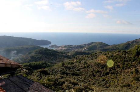 Hay vida más allá de la playa. Qué hacer en Mallorca en invierno Vistas del puerto de Sóller desde el mirador de Ses Barques qué hacer en Mallorca en invierno