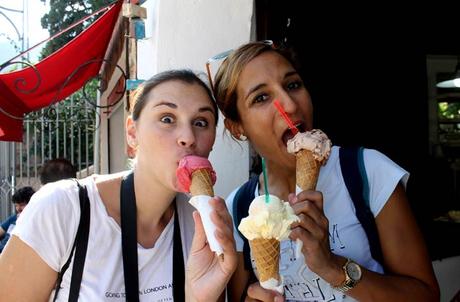 Hay vida más allá de la playa. Qué hacer en Mallorca en invierno Estefanía junto a Nadie del blog Travel Rocks devorando un helado de Sa Fabrica en Sóller