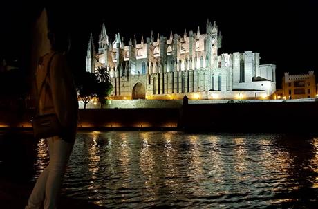Hay vida más allá de la playa. Qué hacer en Mallorca en invierno Vista nocturna de la Catedral de Palma qué hacer en Mallorca en invierno