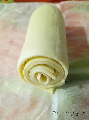 Hojaldres rellenos de longaniza Hojaldres rellenos de longaniza