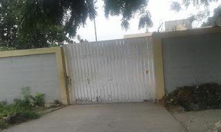 Comunitarios cierran escuela del Estero en rechazo nombramiento secretaria. Comunitarios cierran escuela del Estero en rechazo nombramiento secretaria.