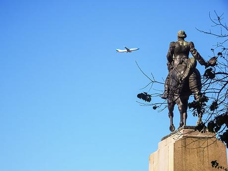 El Monumento a Mitre parece saludar a un avion en vuelo.