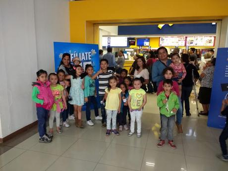 Llevan a niños de casas hogar a ver la película de Coco