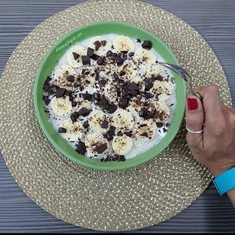 PORRIDGE DE CHOCO BLANCO Y COCO CON COTTAGE, PLÁTANO Y CHOCOLATE