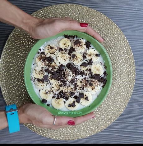 PORRIDGE DE CHOCO BLANCO Y COCO CON COTTAGE, PLÁTANO Y CHOCOLATE