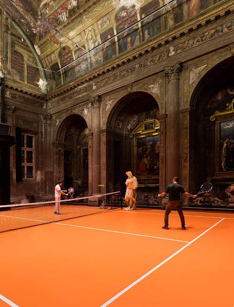 Una cancha de Tenis dentro de una iglesia hacen una mezcla increible