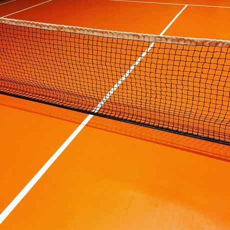 Una cancha de Tenis dentro de una iglesia hacen una mezcla increible