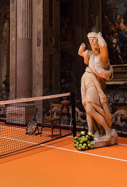 Una cancha de Tenis dentro de una iglesia hacen una mezcla increible