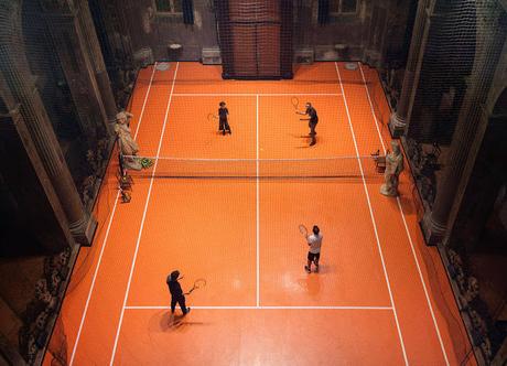 Una cancha de Tenis dentro de una iglesia hacen una mezcla increible