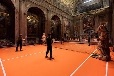 Una cancha de Tenis dentro de una iglesia hacen una mezcla increible