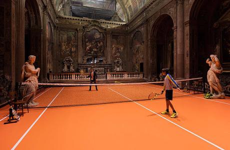 Una cancha de Tenis dentro de una iglesia hacen una mezcla increible