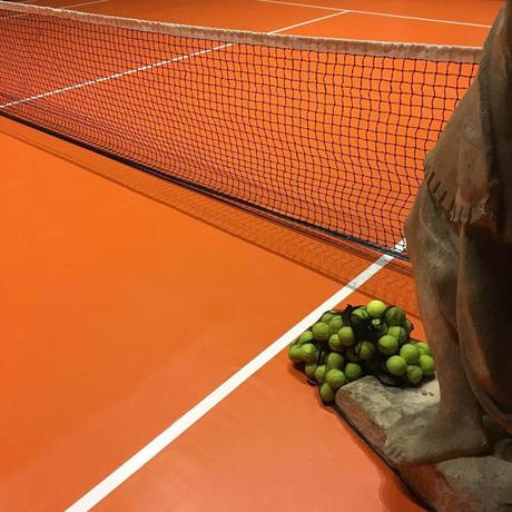 Una cancha de Tenis dentro de una iglesia hacen una mezcla increible