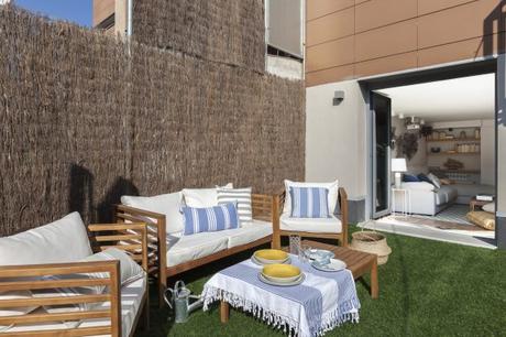 Espacios para disfrutar con amigos terraza cesped artificial