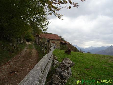 Cabaña por debajo de Llagos, subiendo a la Xamoca