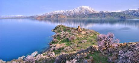 Descubren una fortaleza sumergida de hace 3.000 años en el Lago Van (Turquía)