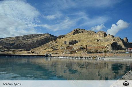 Descubren una fortaleza sumergida de hace 3.000 años en el Lago Van (Turquía)