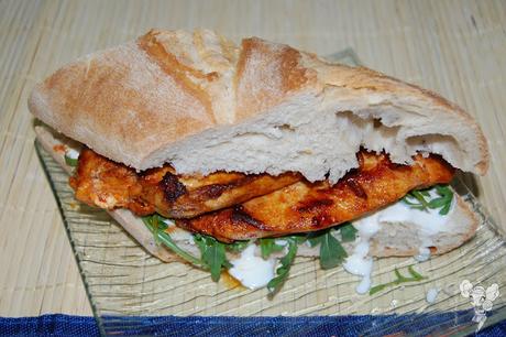 Bocadillo de pollo picante ahumado