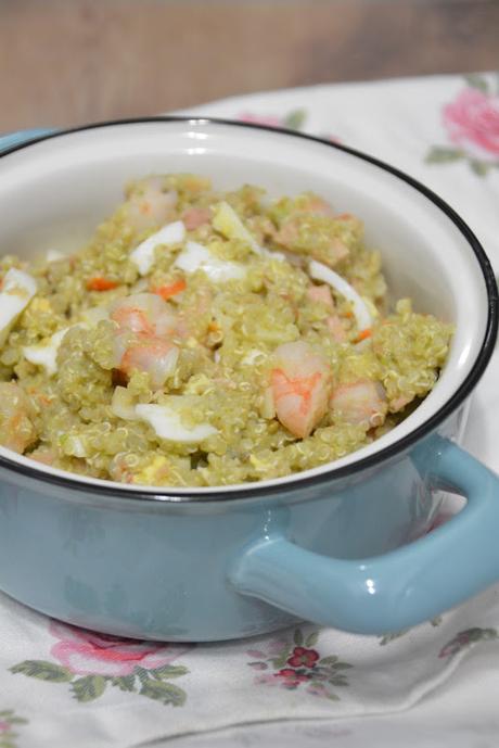 Quinoa con guacamole y langostinos cocidos