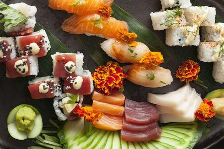 Big Kokka · el restaurante de cocina nikkei con coctelería fusión del Born big kokka tabla de nigiri