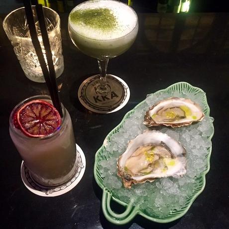 Big Kokka · el restaurante de cocina nikkei con coctelería fusión del Born big kokka cocteles y ostras