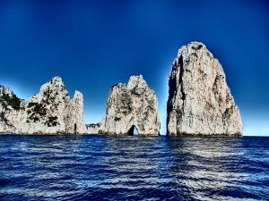 En Capri, Carthusia, grutas marinas