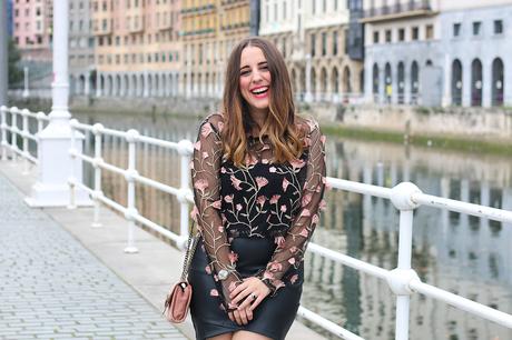 Outfit de noche con transparencias