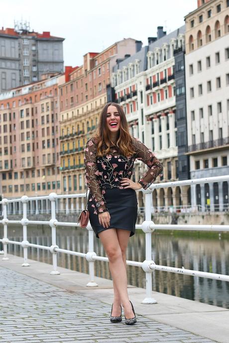 Outfit de noche con transparencias