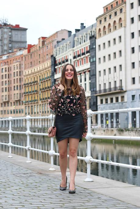 Outfit de noche con transparencias