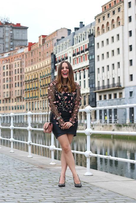 Outfit de noche con transparencias