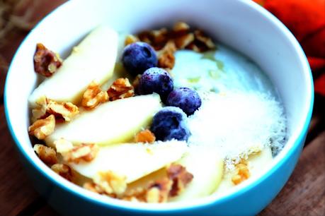 BOWL DE  PERA, COCO, Y ARANDANOS  CON ESPIRULINA