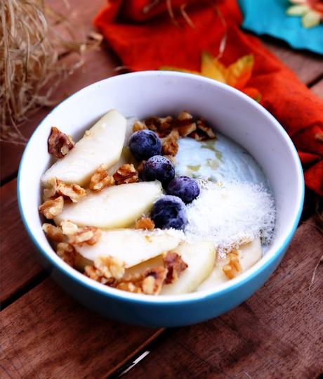 BOWL DE  PERA, COCO, Y ARANDANOS  CON ESPIRULINA