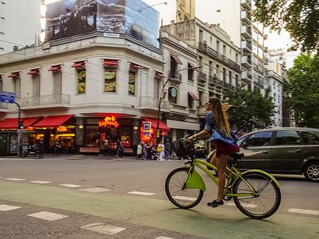 Joven turista recorre Buenos Aires en bicicleta del municipio.