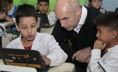 Un alumno de un secundario porteño fue sancionado por hacer el gesto peronista