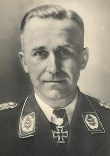 El Führer condecora a Martin Harlinghausen - 08/03/1941.